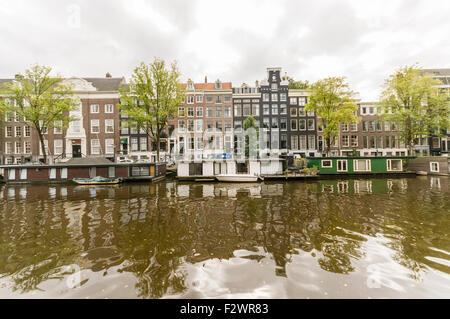 Péniches sur les bords de la rivière Amstel, Amsterdam Banque D'Images