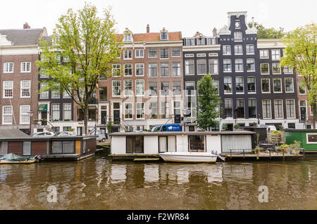 Péniches sur les bords de la rivière Amstel, Amsterdam Banque D'Images