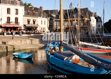 Lumière du soir sur le port de Port St Goustan, Auray, Bretagne, France Banque D'Images