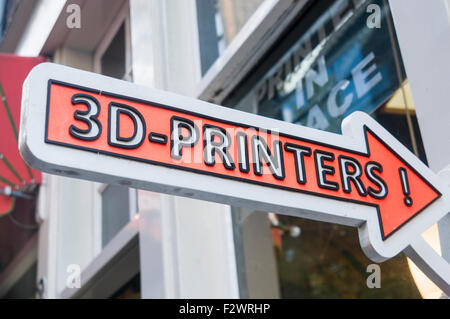 Inscrivez-vous à l'extérieur d'une boutique avec des imprimantes 3D, qui va fabriquer des petits objets. Banque D'Images