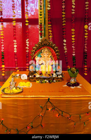 Un autel pour le dieu Hindou Ganesh ou Ganesha, lecture Temple Hindou, Reading, Berkshire England UK Banque D'Images