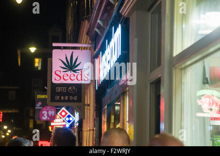 Inscrivez-vous à l'extérieur d'un magasin de vente de marijuana et de cannabis, Amsterdam Banque D'Images