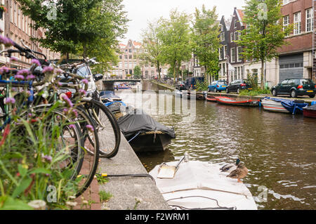 Des vélos et des bateaux à côté d'un canal à Amsterdam Banque D'Images