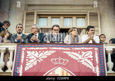 Barcelone, Catalogne, Espagne. Sep 24, 2015. XAVIER TRIAS (2L), ancien maire, Artur Mas (3L), président du gouvernement catalan, et ADA COLAU (4L), maire de Barcelone, regard sur la Place de la St Jaume mairies balcon sur la Merce holiday © Matthias Rickenbach/ZUMA/Alamy Fil Live News Banque D'Images