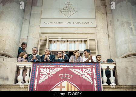 Barcelone, Catalogne, Espagne. Sep 24, 2015. XAVIER TRIAS (2L), ancien maire, Artur Mas (3L), président du gouvernement catalan, et ADA COLAU (4L), maire de Barcelone, regard sur la Place de la St Jaume mairies balcon sur la Merce holiday © Matthias Rickenbach/ZUMA/Alamy Fil Live News Banque D'Images