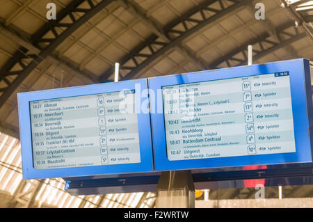 Carte de départ à Amsterdam Centraal Station aux trains leving dans la demi-heure. Banque D'Images