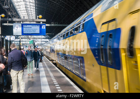 Le train pour Maastrict arrive à la plate-forme à Amsterdam Centraal Station. Banque D'Images