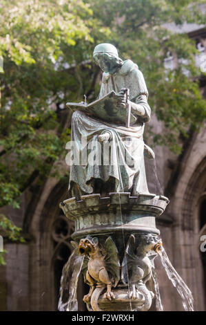 Petite statue en bronze d'un moine, sur une fontaine dans la cour de la cathédrale Saint-Martin, Utrecht, Pays-Bas Banque D'Images