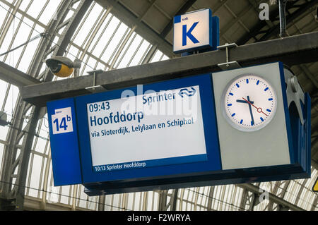 Inscrivez-vous à la gare pour le train Hoofddorp Banque D'Images