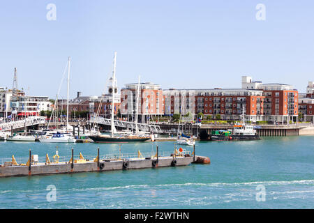 Le développement moderne à GUNWHARF QUAYS dans le port de Portsmouth, Hampshire, Royaume-Uni Banque D'Images