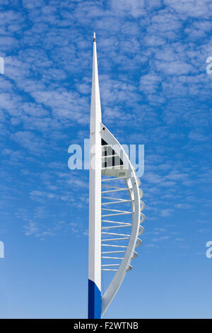 Spinnaker Tower (170 mètres de haut) avec un café sur place et une plate-forme au sol de verre donnant sur le port de Portsmouth, Hampshire, Royaume-Uni Banque D'Images