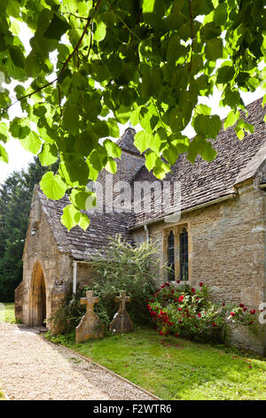 La petite église de St Michel et tous les anges dans le village des Cotswolds, Gloucestershire UK de Harnhill Banque D'Images