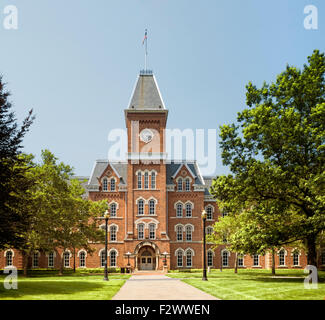 Hall de l'université, l'Ohio State University, Columbus, Ohio, avec le drapeau américain bleu ciel et l'espace de copie dans l'été. Banque D'Images