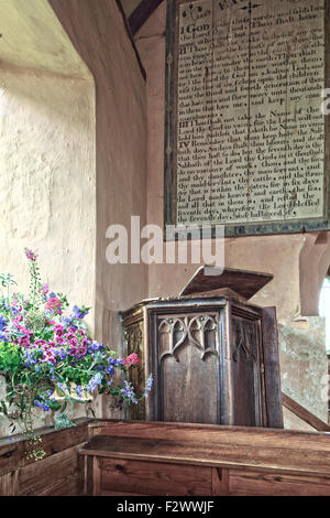 La chaire et les dix commandements dans l'église du xiiie siècle de St Oswald, maintenant isolées, debout sur le bord d'un désert Banque D'Images