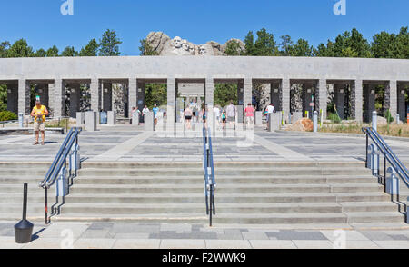 Vue de visiteurs, touristes, familles voir Le Mount Rushmore National Memorial, dans le Dakota du Sud. Banque D'Images