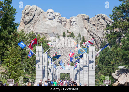 Vue de visiteurs, touristes, familles voir Le Mount Rushmore National Memorial, dans le Dakota du Sud. Banque D'Images