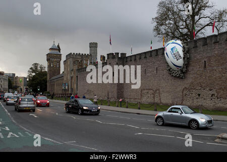 Le Château de Cardiff avec une Coupe du Monde de rugby 2015 intégrés dans le côté. Banque D'Images