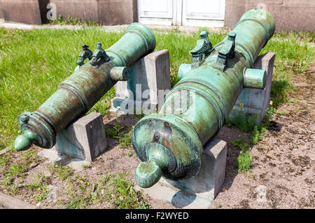 Canons en bronze antique à Saint-Pétersbourg, Russie Banque D'Images