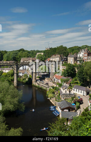 Ciel bleu au-dessus de Knaresborough, England, UK - ensoleillée panoramique vue d'été de viaduc pont sur la rivière Nidd, bateaux, pentes boisées gorge & riverside maisons. Banque D'Images