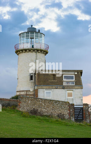 Contre le ciel du soir rougeoyant, le Belle Belle Tout (Toute) phare au sommet de la falaise des sept Sœurs près de la plage sur la th Banque D'Images