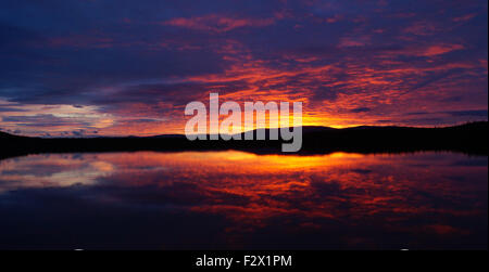 Le Loch Morlich paysage horizon soleil nuages colorés Banque D'Images