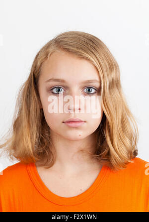 Blond Caucasian teenage girl, portrait studio gros plan sur fond gris clair Banque D'Images