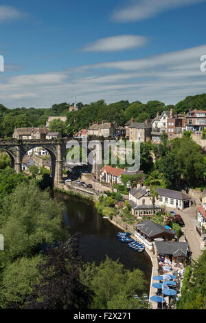 Ciel bleu au-dessus de Knaresborough, England, UK - ensoleillée panoramique vue d'été de viaduc pont sur la rivière Nidd, bateaux, pentes boisées gorge & riverside maisons. Banque D'Images