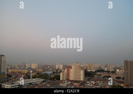 Sao Paulo, Brésil. 24 septembre 2015. L'étendue de la pollution dans le ciel au-dessus de la zone est de Sao Paulo est vu pendant l'après-midi de ce jeudi depuis le centre-ville de Sao Paulo. Credit: Andre M. Chang/Alamy Live News Banque D'Images