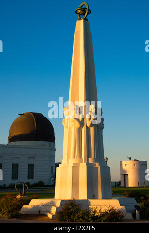 Les astronomes monument situé en face de l'Observatoire Griffith dans Griffith Park, Los Angeles, Californie, USA Banque D'Images