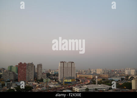 Sao Paulo, Brésil. 24 septembre 2015. L'étendue de la pollution dans le ciel au-dessus de la zone est de Sao Paulo est vu pendant l'après-midi de ce jeudi depuis le centre-ville de Sao Paulo. Credit: Andre M. Chang/Alamy Live News Banque D'Images