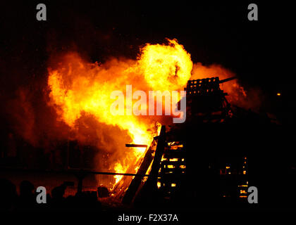 La nuit de Guy Fawkes Bonfire en Strathaven Park le 5 novembre. Les flammes léchant le ciel nocturne en raison de vents violents Banque D'Images