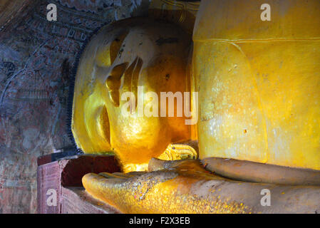 La tête d'or de Bouddha géant couché à l'HPO Win Daung également connu sous le nom de grottes Pho Win Taung grottes, de la Birmanie, Myanmar (anciennement la Birmanie) Banque D'Images