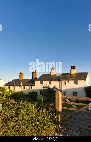 Cottages de garde-côtes et sept Sœurs dans le soleil du soir. Près de Seaford et Eastbourne dans le Sussex, dans le sud de l'Angleterre, Royaume-Uni Banque D'Images