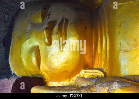 La tête d'or de Bouddha géant couché à l'HPO Win Daung également connu sous le nom de grottes Pho Win Taung grottes, de la Birmanie, Myanmar (anciennement la Birmanie) Banque D'Images