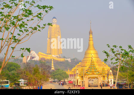 Un Setkyar Laykyun 424 ft (116m) et d'un Bouddha Debout 312 ft (95m) Bouddha couché à Tataung Bodhi, Thanboddhay, Myanmar Banque D'Images