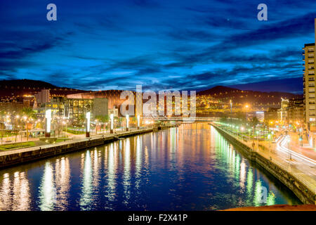 La rivière Nervion et Palacio Euskalduna, Bilbao, Biscaye, Pays Basque, Pays Basque, Espagne, Europe Banque D'Images