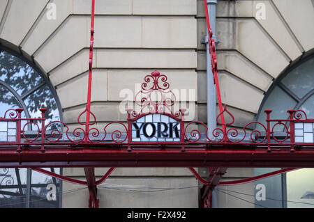 Nom de destination dans l'auvent en fer forgé et verre de Victoria Station à Manchester Banque D'Images