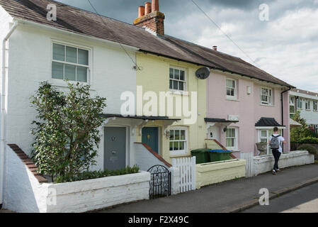 Rangée de cottages colorés, Tilt vert, Cobham, Surrey, Angleterre, Royaume-Uni Banque D'Images