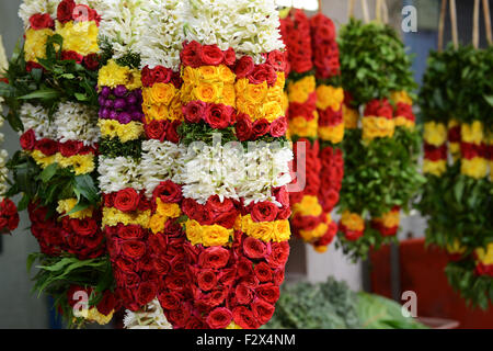 Vêtements fleurs vendu près d'un temple hindou à Little India, à Singapour. Banque D'Images