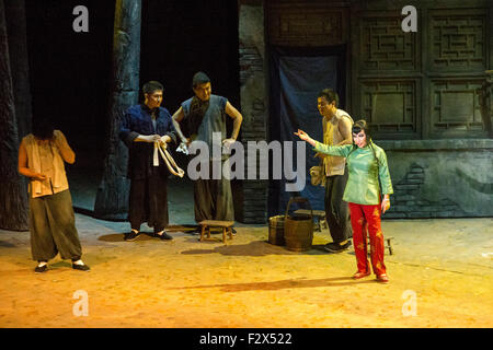 Torino, Italie. Sep 23, 2015. La soprano bien Xiuwei (droite) agit comme Hu Niu dans le rickshaw Boy, un opéra en deux actes avec la musique par Guo Wenjing. © Mauro Ujetto/Pacific Press/Alamy Live News Banque D'Images