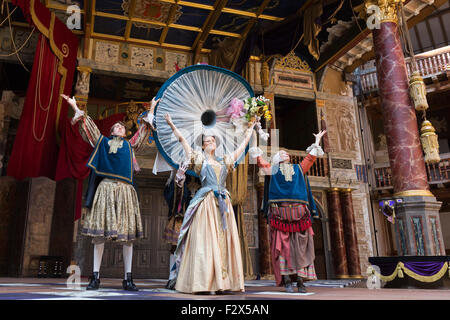 Londres, Royaume-Uni. 23/09/2015. Sur la photo : Gugu Mbatha-Raw que Nell Gwynn. Une séance de photos pour la jouer/comédie Nell Gwynn par Jessica Swale au Globe Theatre. Représentations réalisé par Christopher Luscombe exécuter à partir du 19 septembre au 17 octobre 2015. Avec Gugu Mbatha-Raw (Nell Gwynn), Greg Haiste (Edward Kynaston), Jay Taylor (Charles Hart) et David Sturzaker (le roi Charles II). Banque D'Images