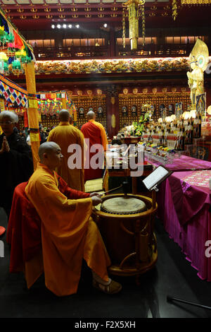 Cérémonie bouddhiste et les prières à l'intérieur de l'Buddha Tooth Relic Temple dans Chinatown, à Singapour. Banque D'Images