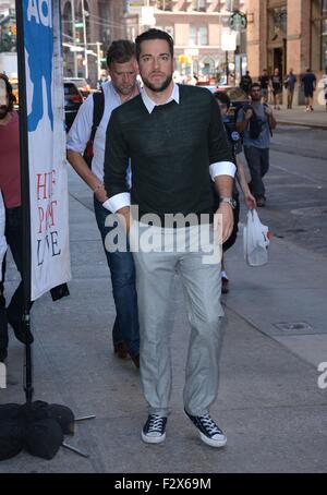 New York, NY, USA. Sep 24, 2015. Zachary Levi dehors et environ pour la célébrité Candids - THU, New York, NY Le 24 septembre 2015. Credit : Derek Storm/Everett Collection/Alamy Live News Banque D'Images