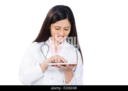 1 médecin indien femme finger touching écran Digital Tablet Banque D'Images