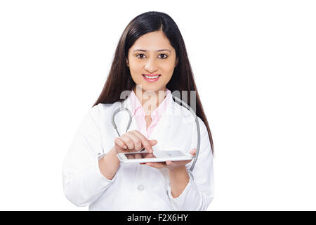 1 médecin indien femme finger touching écran Digital Tablet Banque D'Images