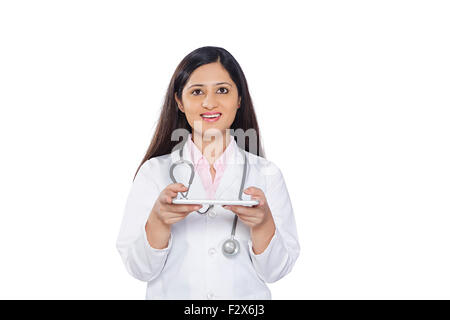 1 médecin indien woman holding Digital Tablet écran Regarder Banque D'Images