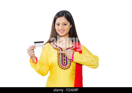 1 Femme au foyer femme indienne du doigt montrant la carte de crédit Banque D'Images