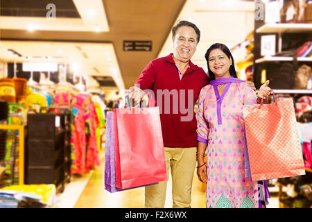 2 Couple marié adultes indiens Mall Shopping Banque D'Images