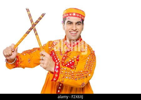 1 Indian Gujrati homme Navaratri Dandiya dance Banque D'Images