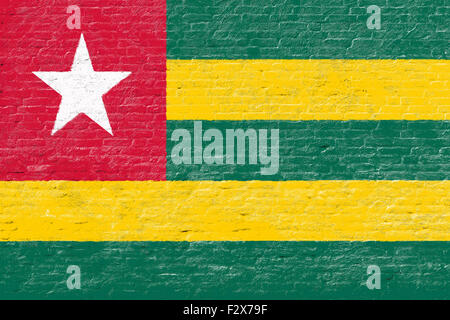 Togo - drapeau national sur mur de brique Banque D'Images